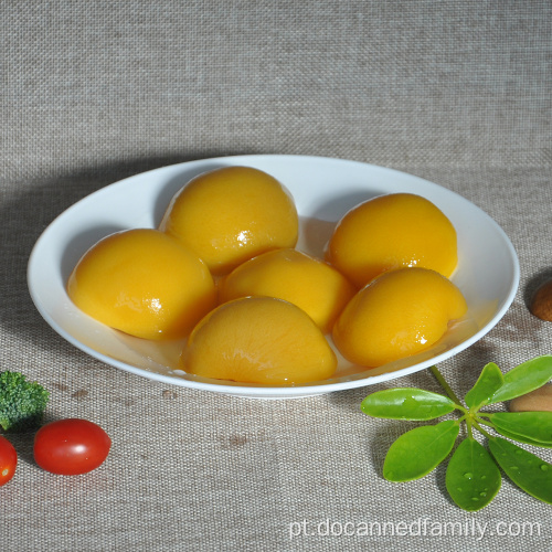 Metades de pêssego amarelo enlatado em calda light